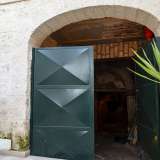 Ci ritroviamo cos� davanti a un portone verde e anonimo, ma � proprio dietro di esso che si celano circa cento metri di sotterranei in cui anticamente si producevano pane, olio e vino